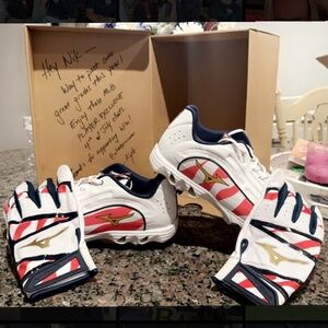 Mizuno MLB Players Edition 4th of July Cleats & Batting Gloves
